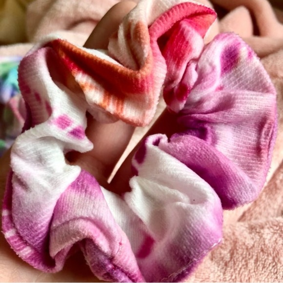 3pc Tie Dye Crumpled Scrunchie Random - Picture 3 of 5